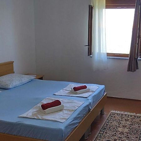 Apartmani Ana Karlobag Eksteriør bilde