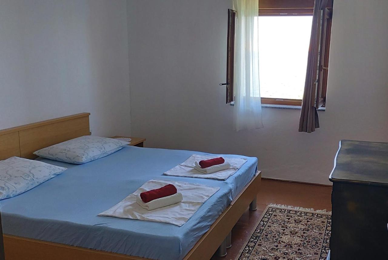 Apartmani Ana Karlobag Eksteriør bilde