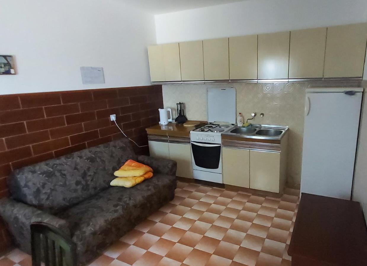 Apartmani Ana Karlobag Eksteriør bilde